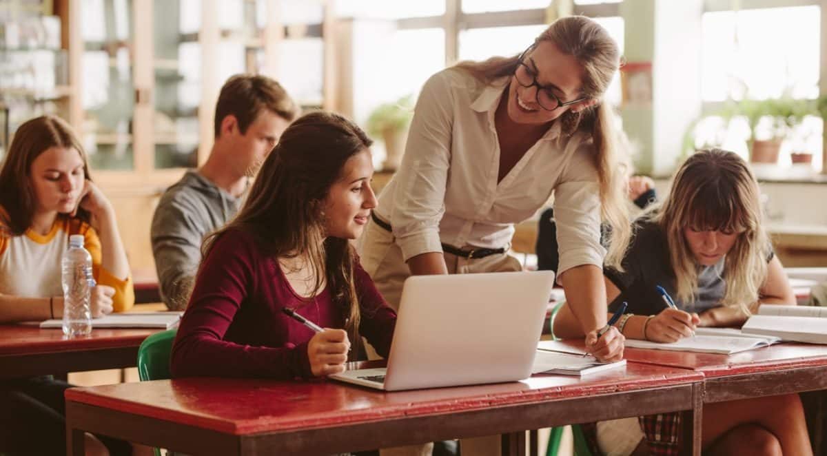 TEFL teacher with adult EFL student