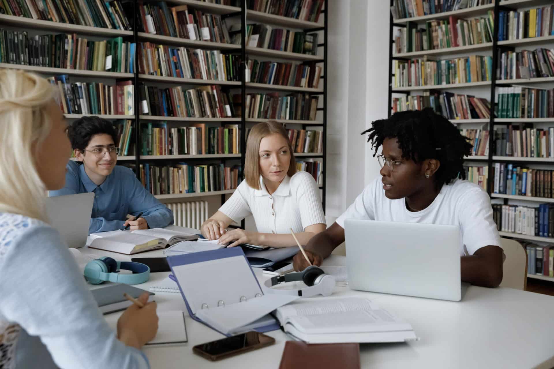 Teacher teaching English to refugee students