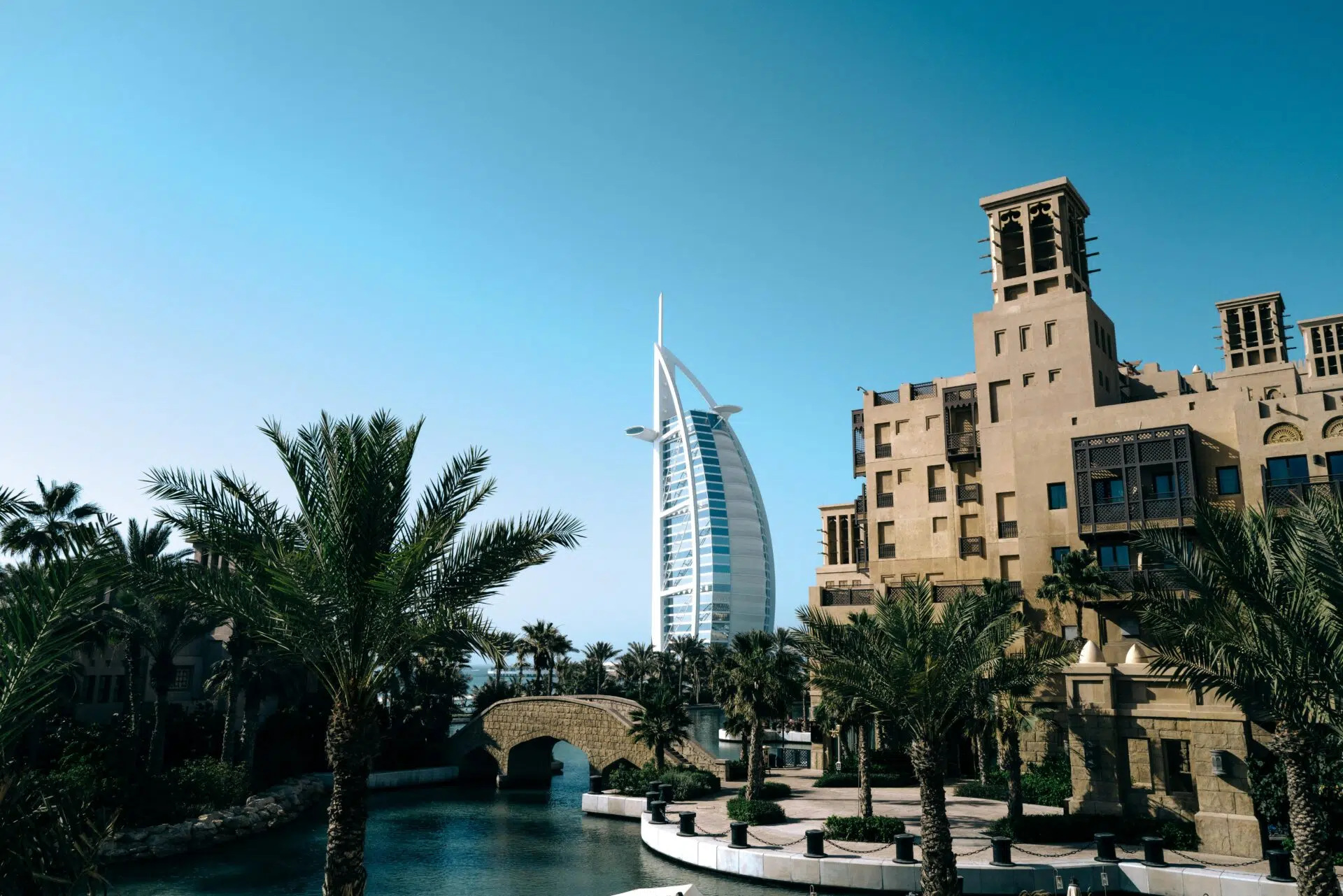 Ways To Work & Live In Dubai As A Foreigner